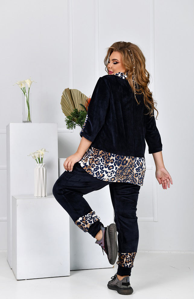 Sportanzug in Schwarz im Leo-Look