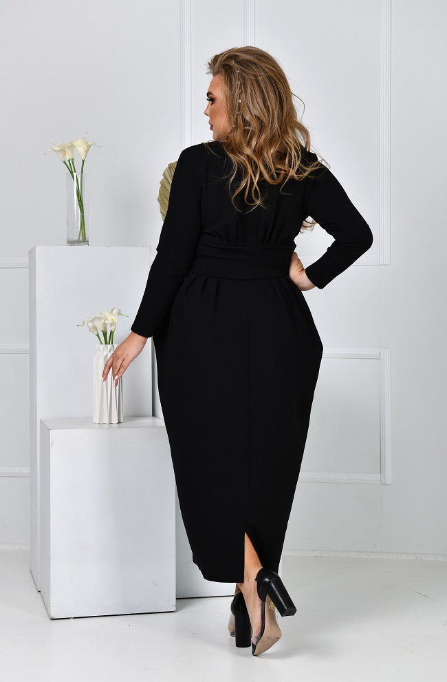 Kleid in Schwarz mit Gürtel