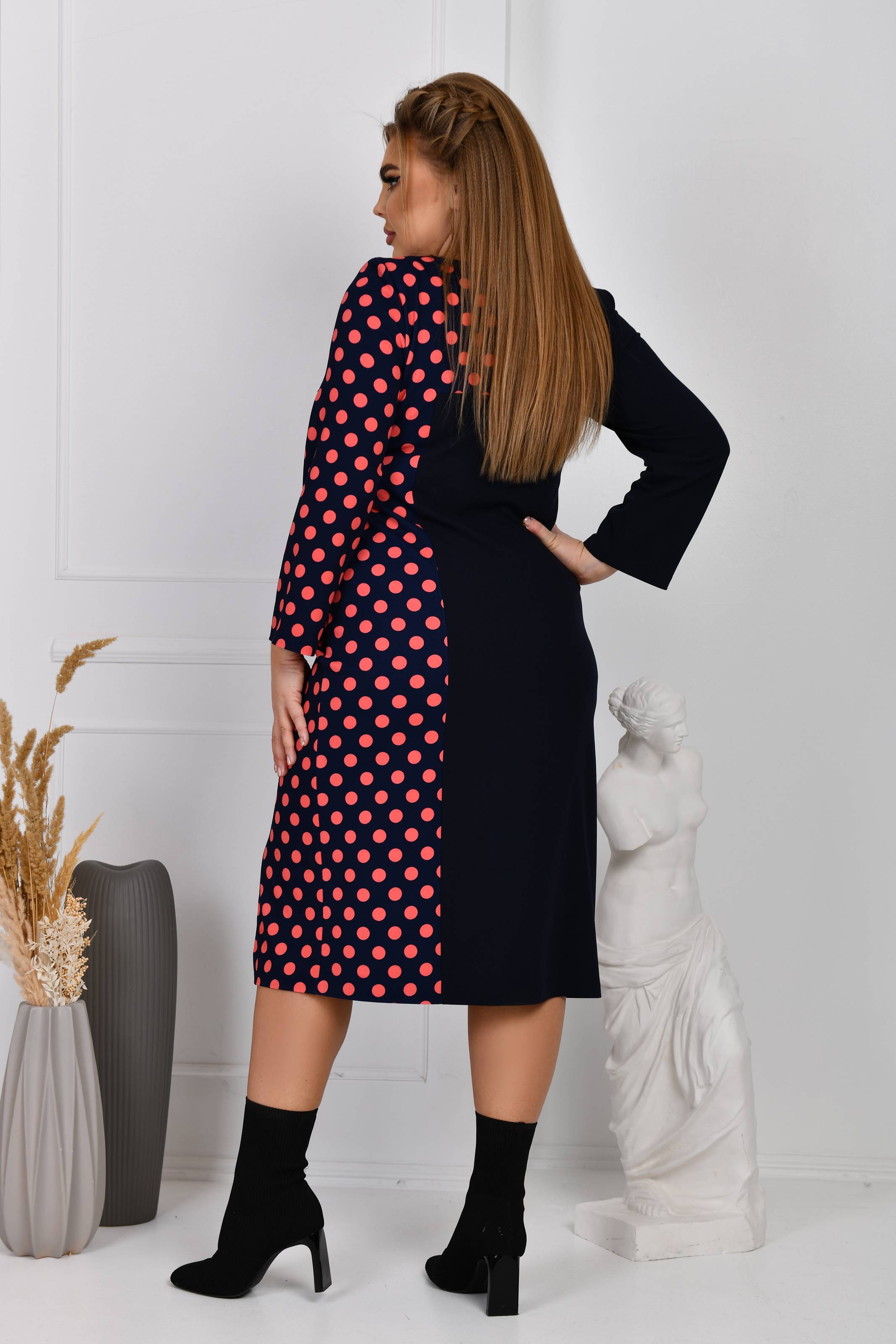 Kleid in Blau gepunktet