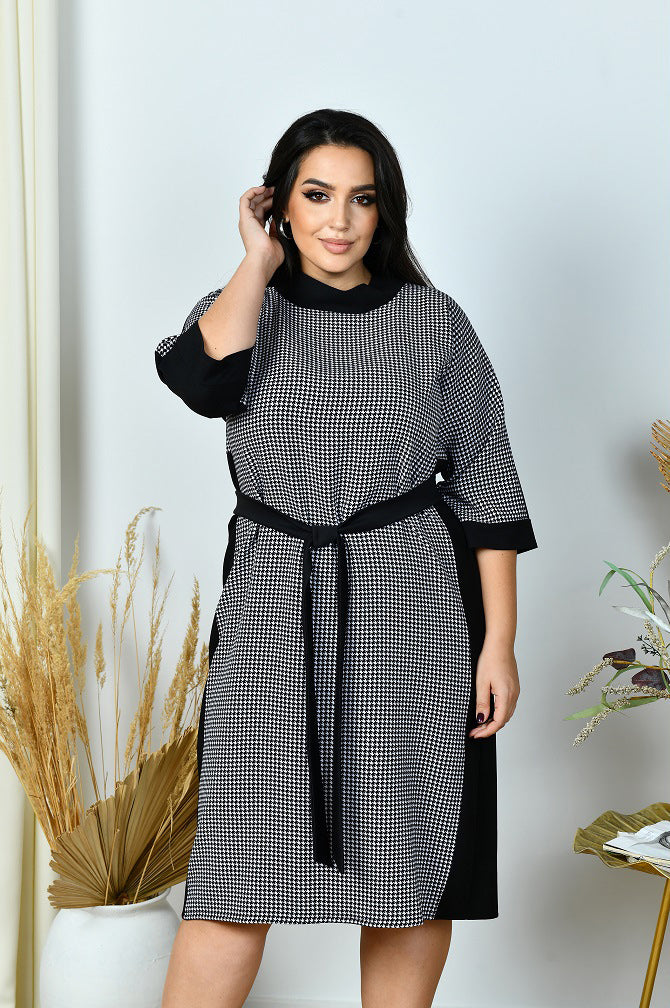 Kleid in Schwarz mit Hahnentritt mit Gürtel
