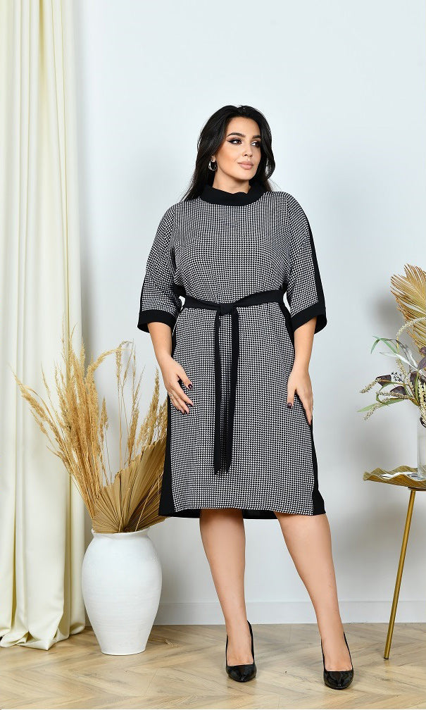 Kleid in Schwarz mit Hahnentritt mit Gürtel