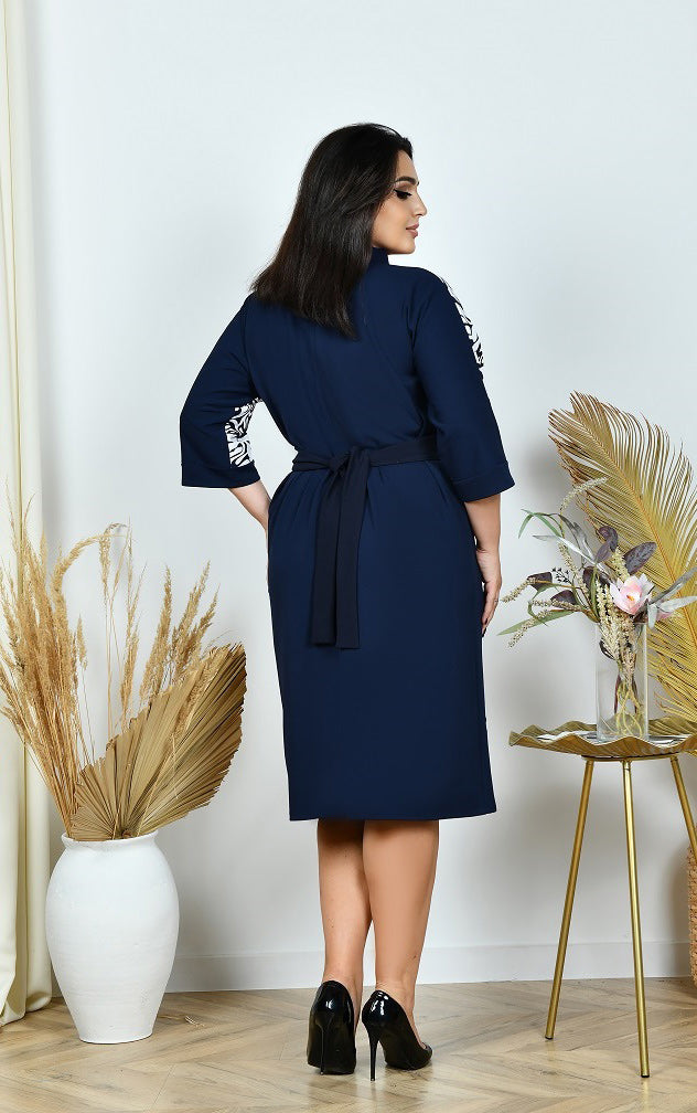 Kleid in Blau mit Gürtel