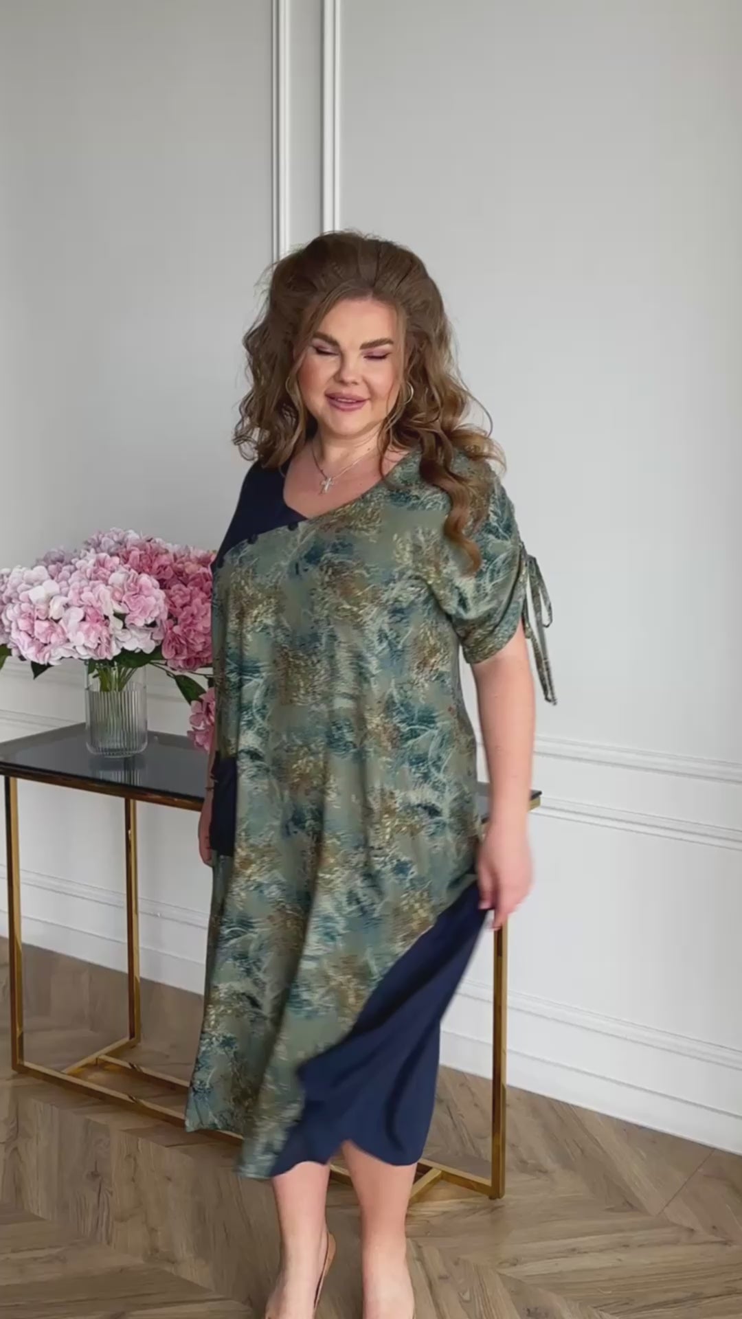 Blaues Kleid mit Print und Tasche
