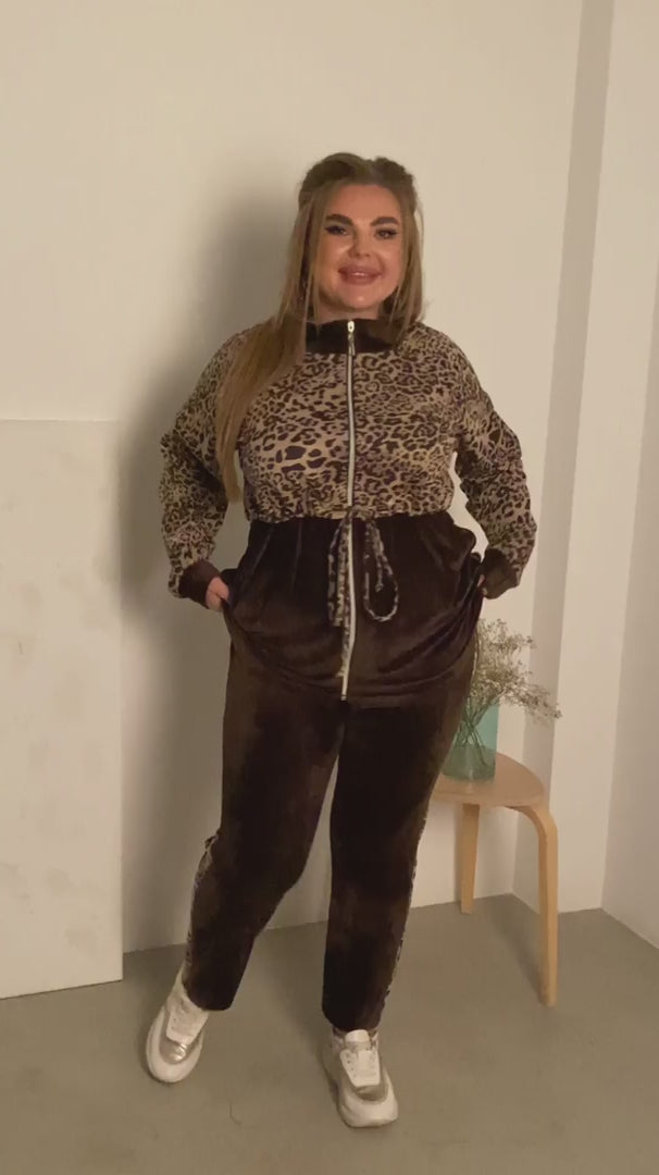 Zweiteiler in Braun im Leo-Look
