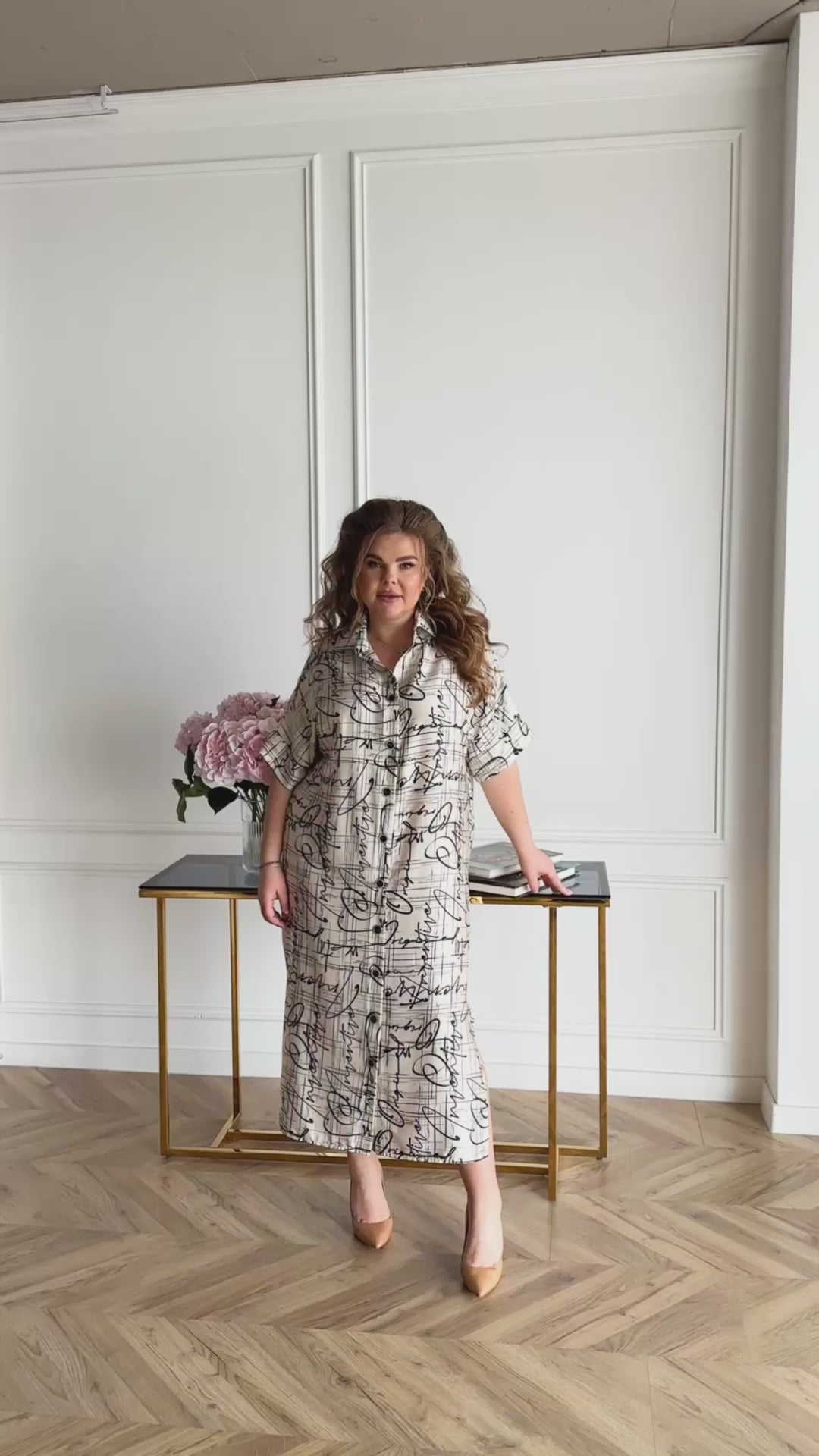 Hemdblusenkleid in Beige mit Schriftprint