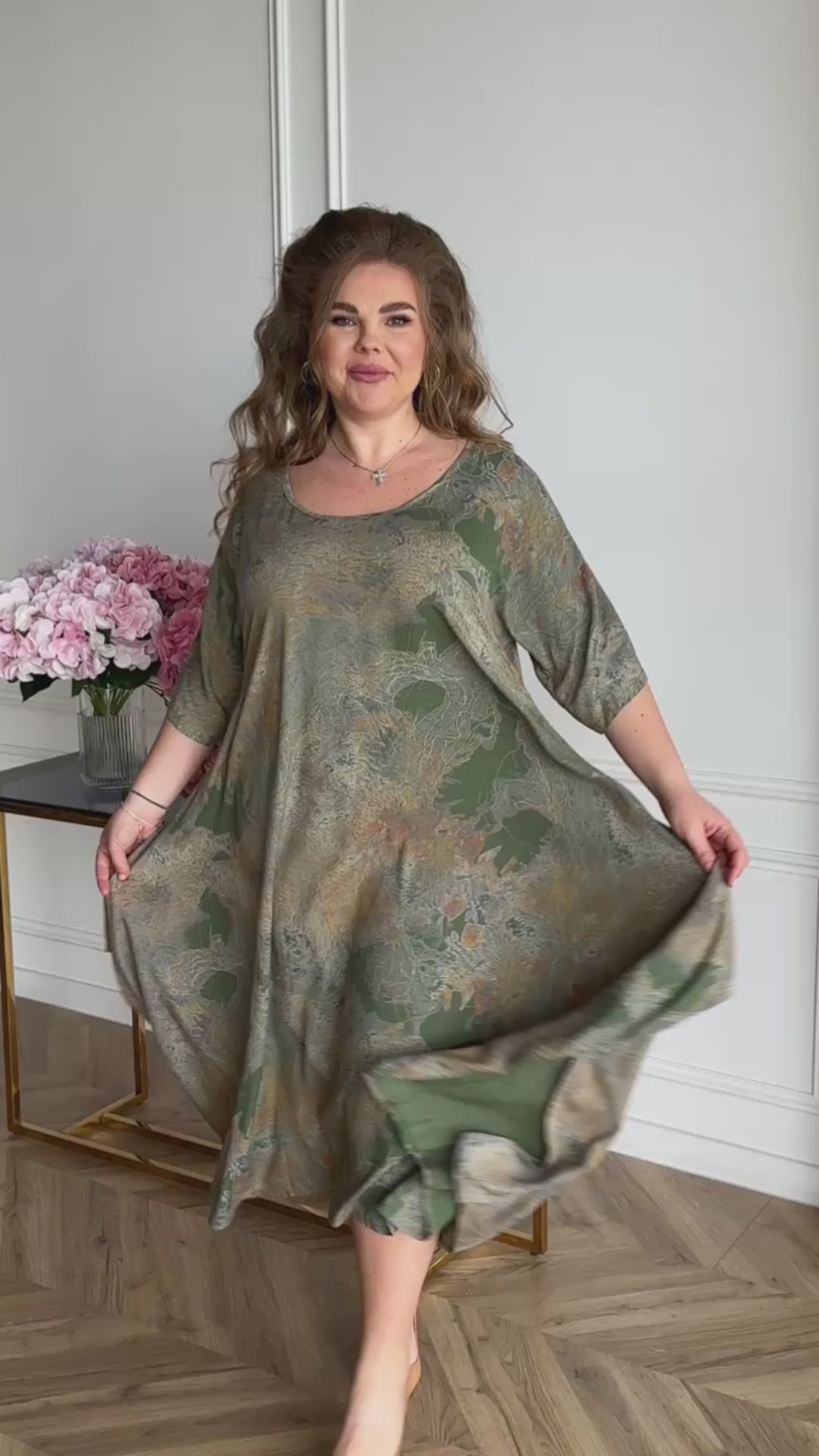 Olivgrünes Kleid in lockerem Schnitt