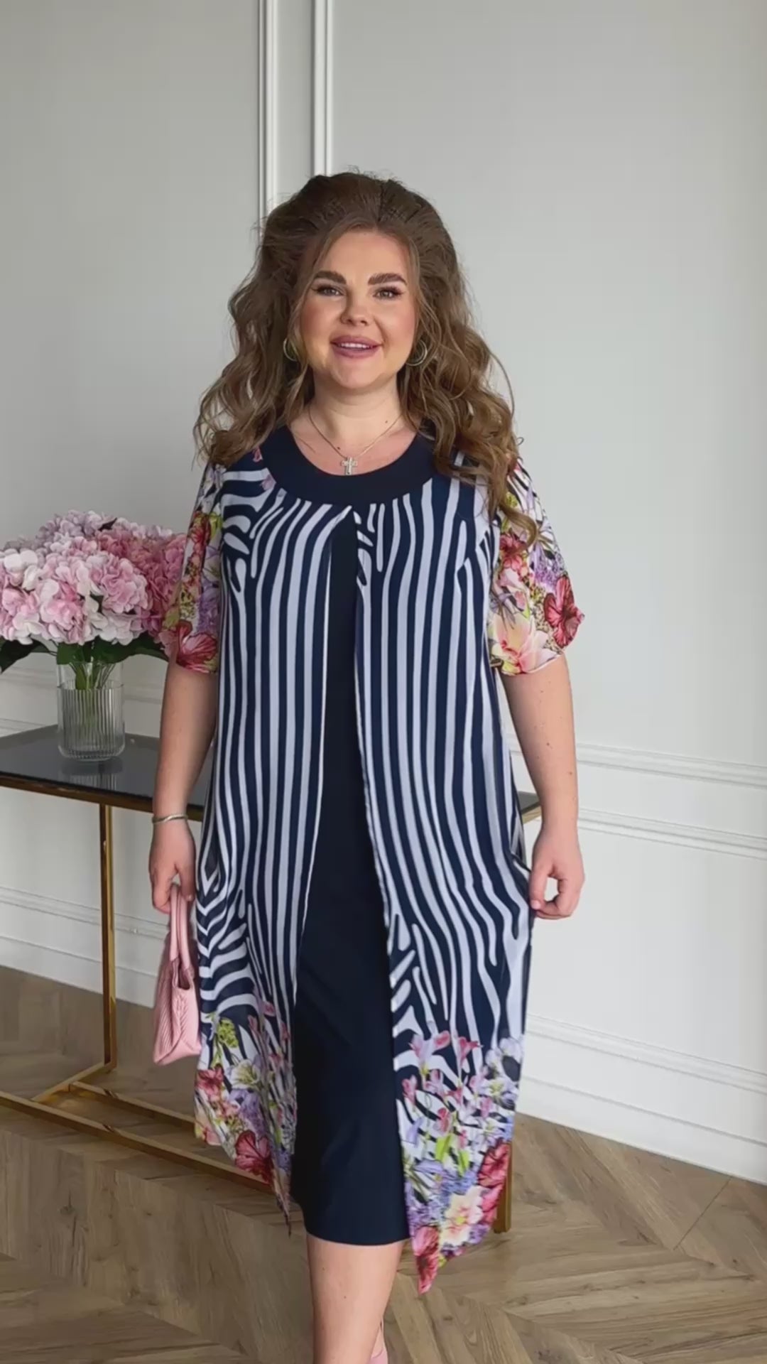 Dunkelblaues Trägerkleid mit Chiffon