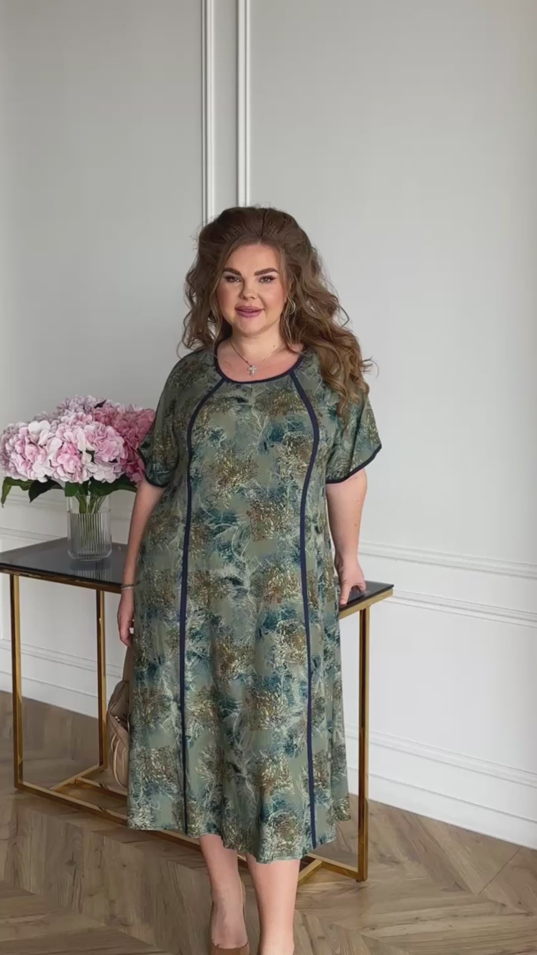 Grünes Kleid mit Print und Taschen